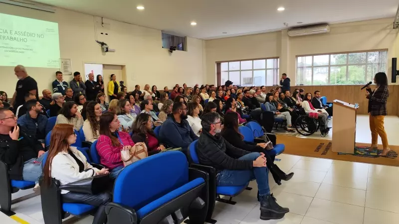 Palestra sobre assédio para servidores lota plenário da Câmara Municipal